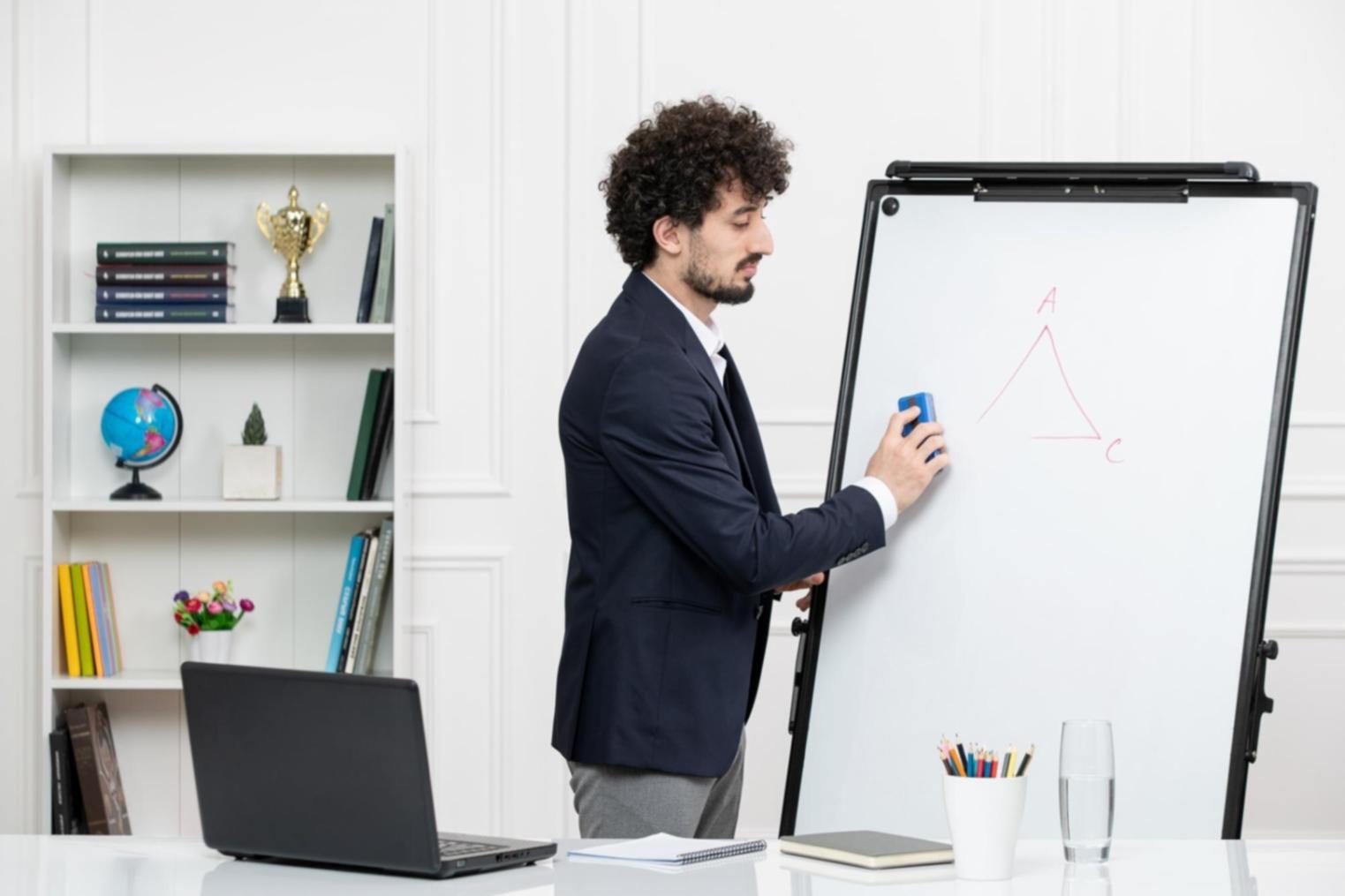 Gruppe von Menschen beim gemeinsamen Lernen und Diskutieren von Finanzthemen